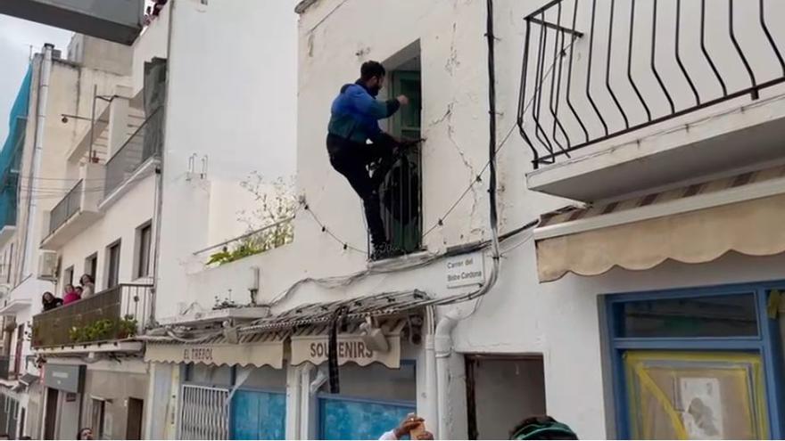 OKUPAS EN IBIZA: Decenas de vecinos se enfrentan a los okupas de una casa en Sant Antoni