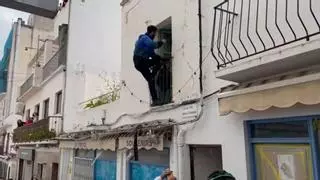 Decenas de vecinos echan a los okupas de la casa de Sant Antoni
