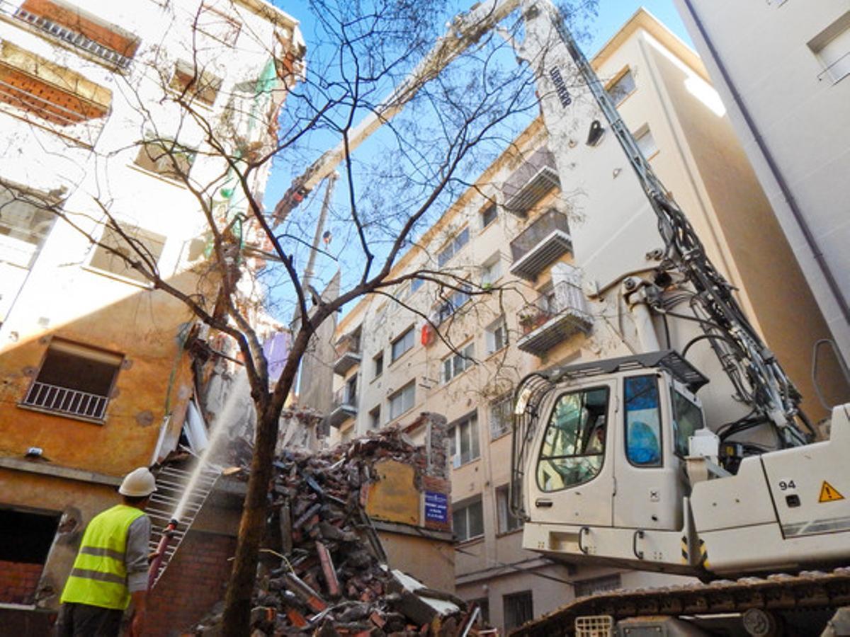 Trabajos de derribo en el barrio de Ca n'Anglada.