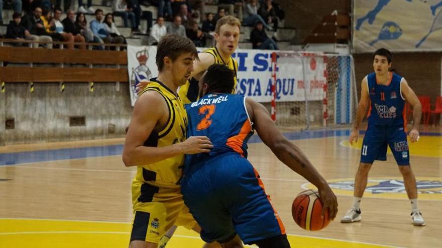 Perris Blackwell se mete hacia el interior de la pintura en el partido de ayer contra el Canoe.