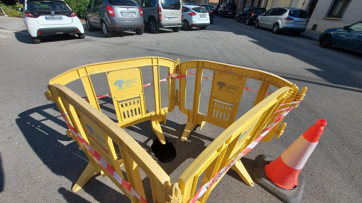 El forat que ha aparegut entre el carrer Llibertat i el Doctor Trueta