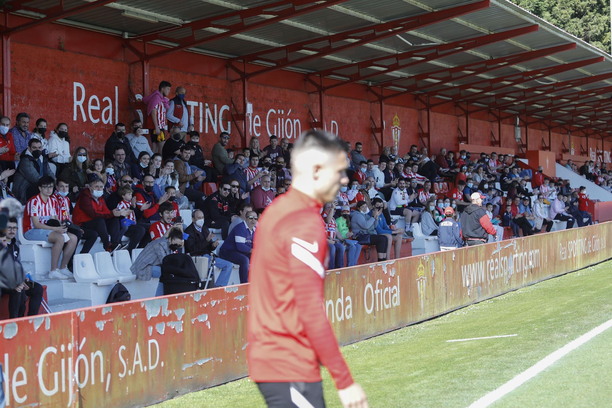 EN IMÁGENES: Más de 300 aficionados asisten al entrenamiento del Sporting antes del derbi