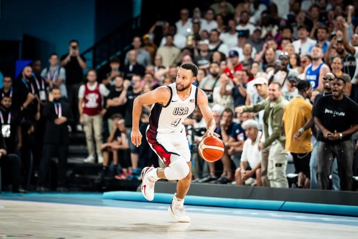 Stephen Curry fue el jugador que mantuvo a Estados Unidos durante el partido para acabar ganando