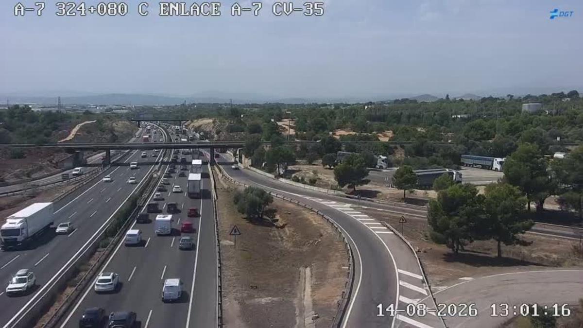 Una imagen de la retención del accidente en la A-7 a la altura de Benifaió