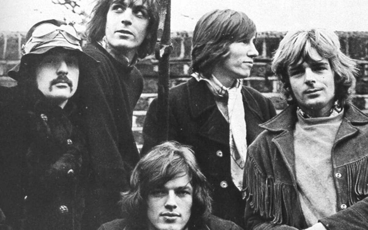 &quot;Pink Floyd&quot; en enero de 1968, en su fase como quinteto. De izda. a dcha.: Nick Mason, Syd Barrett, David Gilmour (agachado), Roger Waters y Richard Wright.