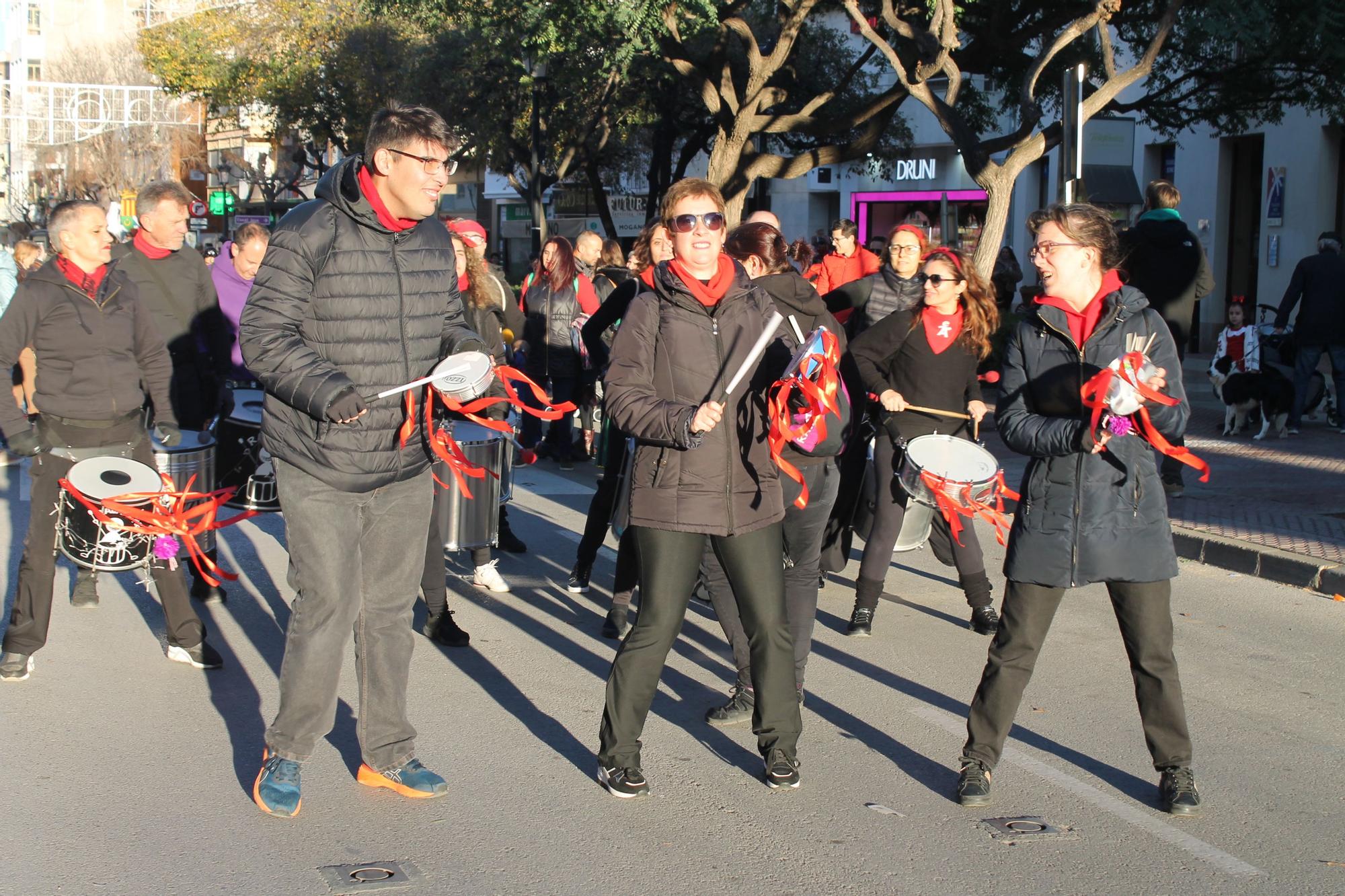 El Día de Peñas y el desfile infantil de disfraces de las fiestas de Benicàssim, en imágenes