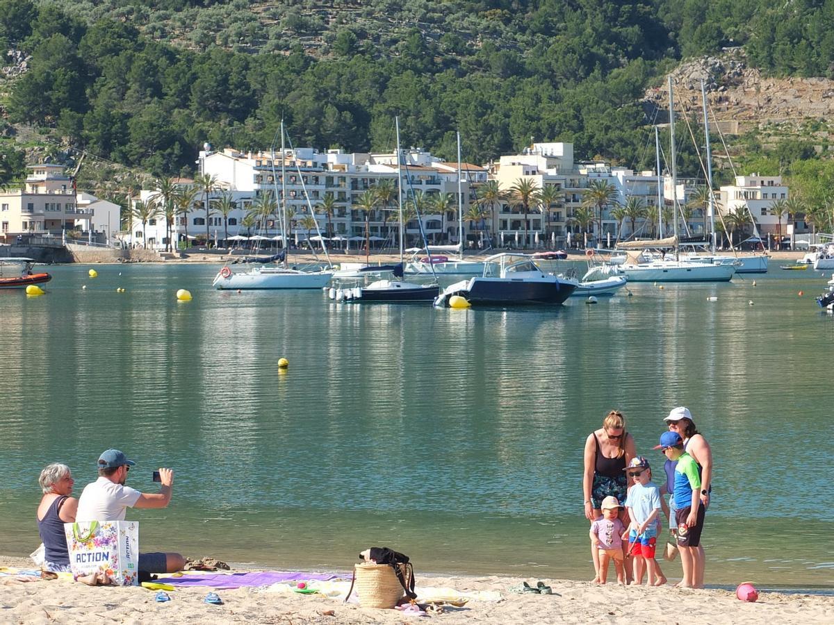 Los fondeos ilegales son un problema crónico de los veranos de Sóller.