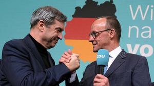 Friedrich Merz, derecha, líder de la Unión Demócrata Cristiana (CDU), y Markus Soeder, líder de la Unión Social Cristiana (CSU), se dan la mano en la sede del partido CDU en Berlín, Alemania, el domingo 23 de febrero de 2025.
