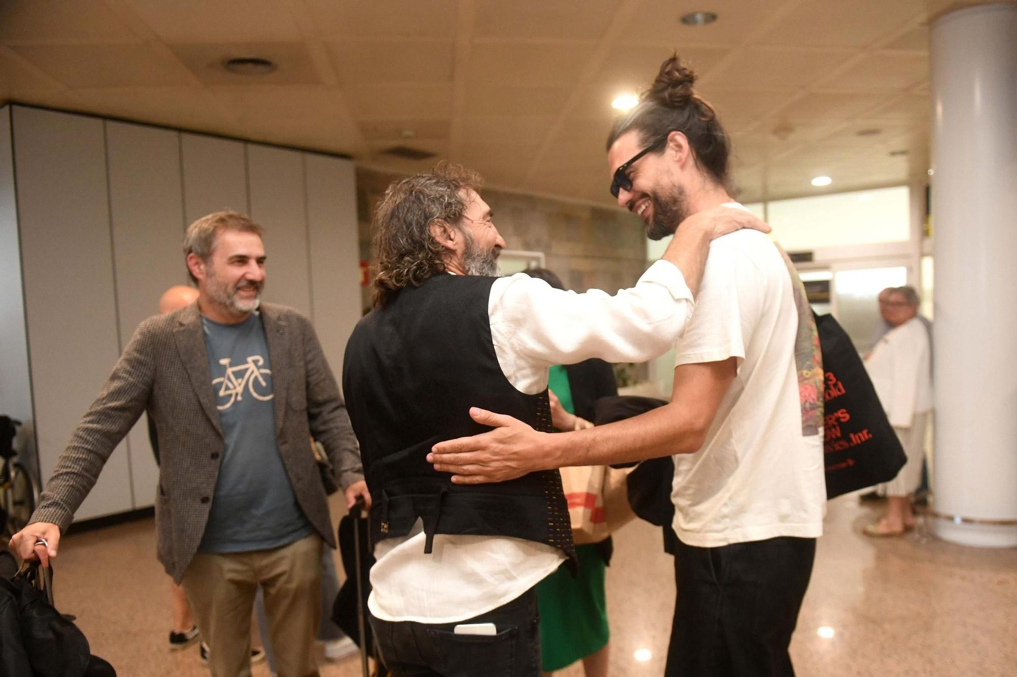 Oliver Laxe llega a A Coruña en su regreso a Galicia tras ganar un premio en el Festival de Cannes