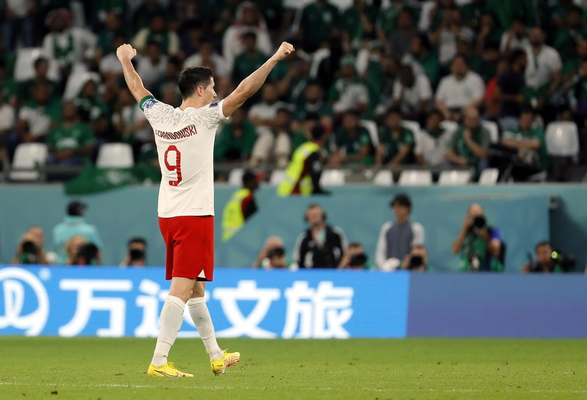 Robert Lewandowski se dirige a la grada tras el triunfo de Polonia sobre Arabia Saudí el pasado sábado.