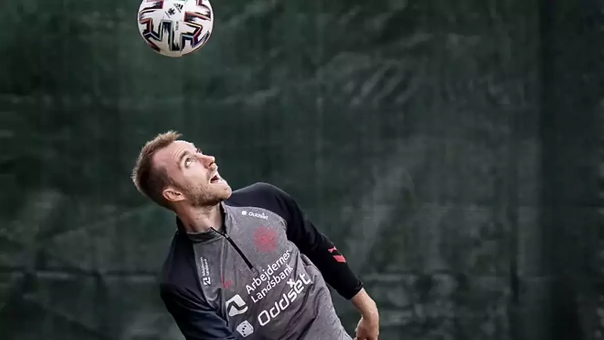 Eriksen controla el balón con la cabeza en su primer entrenamiento después de sufrir un paro cardíaco