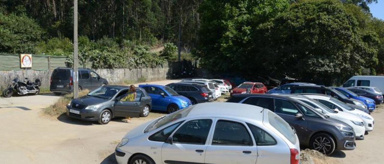 Los coches que salen de Tuia no pueden subir por Sar y deben desviarse por el vial de A Carrala. |   // FARO