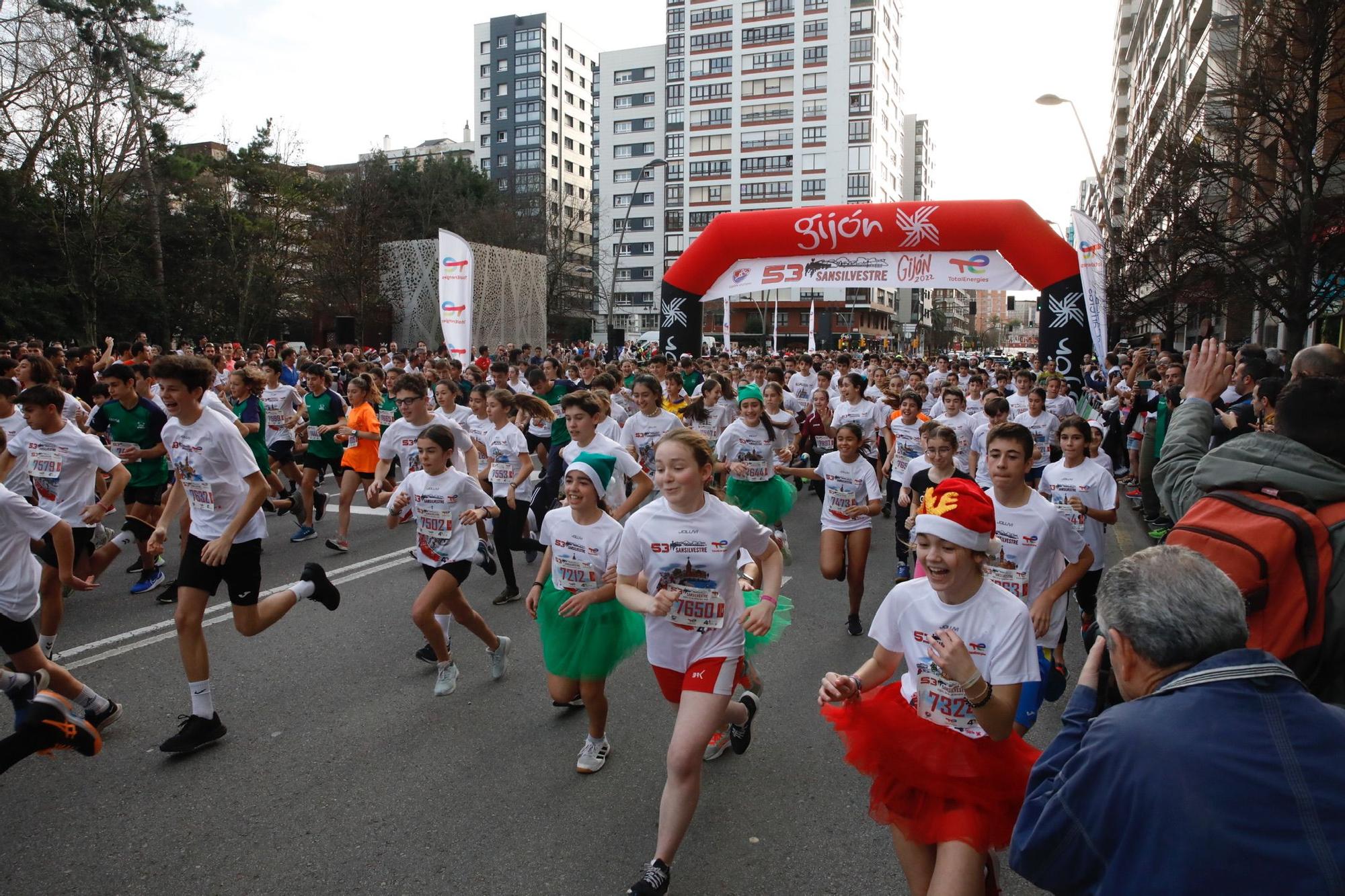 En imágenes: más de 7.000 corredores participaron en la San Silvestre de Gijón