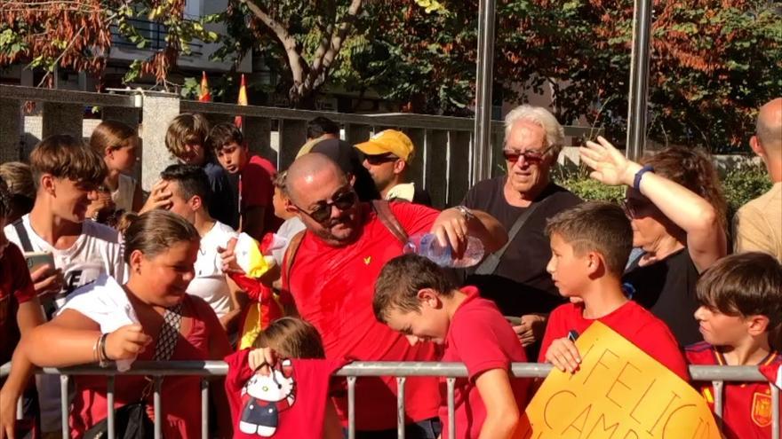 Las jugadoras de la Roja desatan la locura en Ibiza