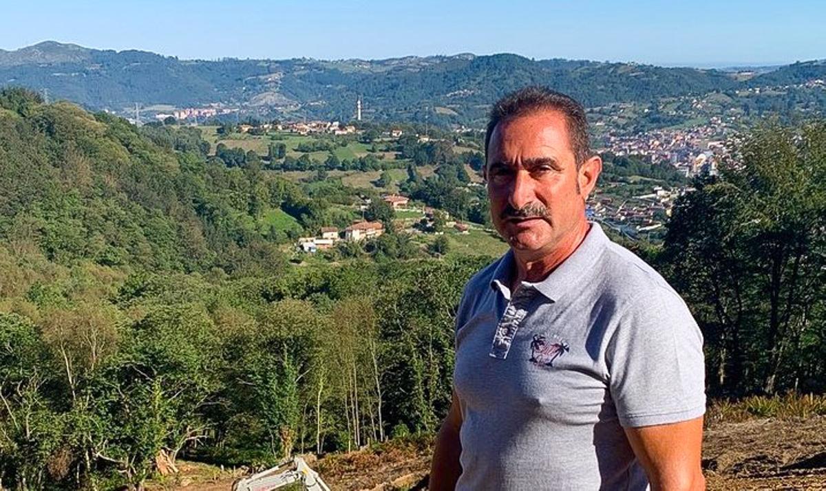 Julio González, en El Carbayu, con el casco urbano de Langreo al fondo.