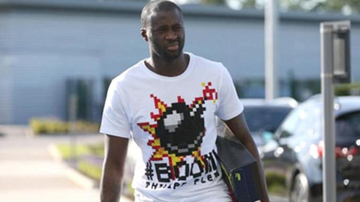 Touré Yaya sorprendió con su camiseta en el primer entrenamiento del City