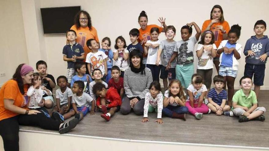 La concejal, en el centro, con los niños que participaron en las actividades.