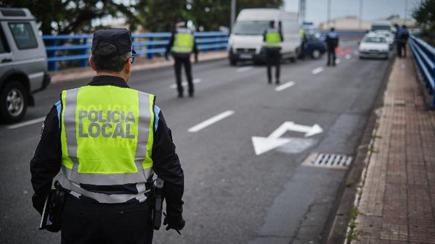 Uno de los controles policiales durante el estado de alarma en el acceso a Santa Cruz de Tenerife.