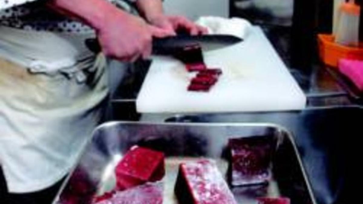 Un cocinero de Tokio prepara el famoso bocado con carne de ballena.