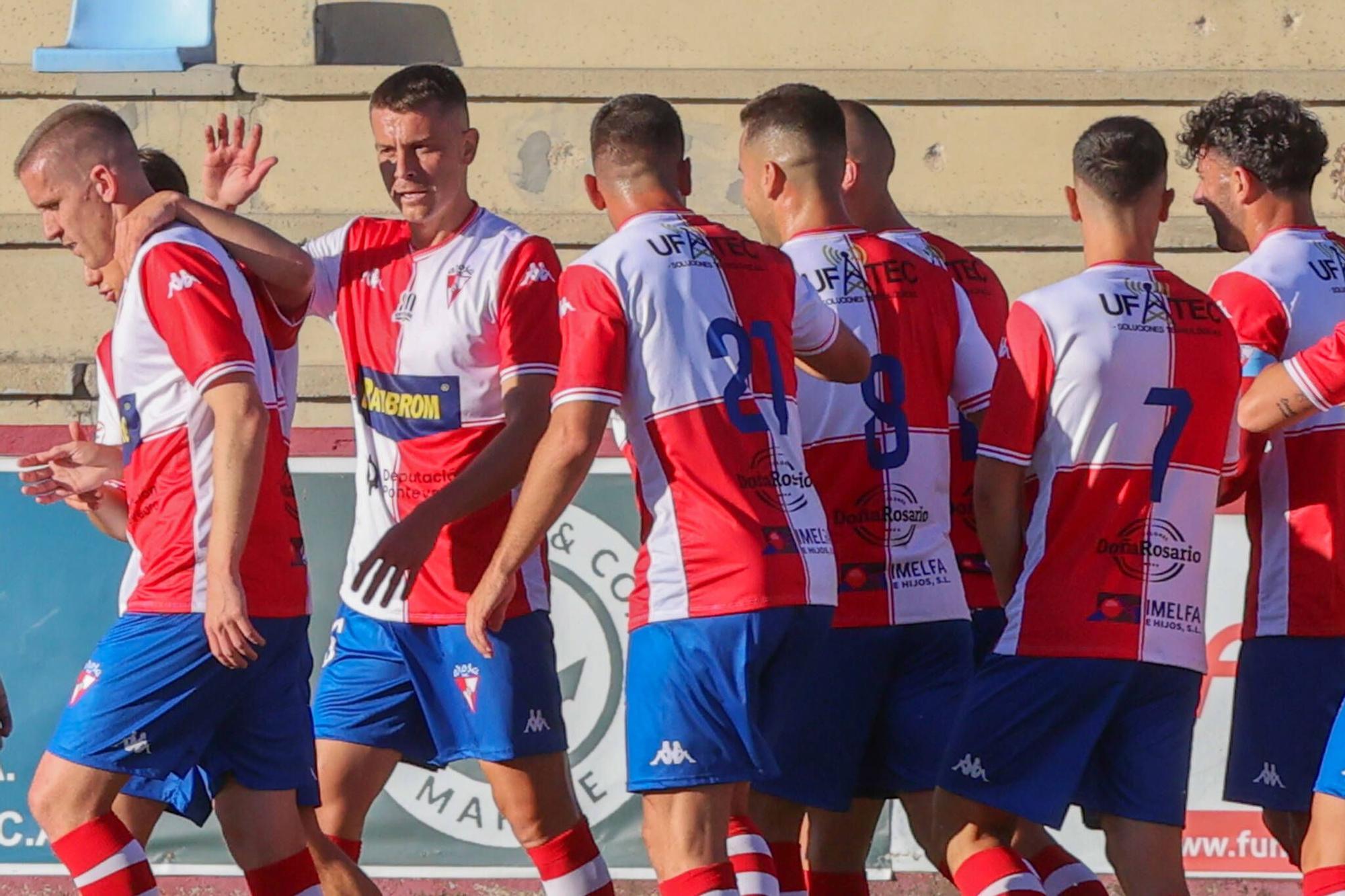 Las imágenes de la contundente victoria del Arosa al Barbadás (3-0)