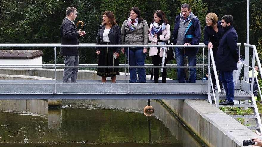 Visita de autoridades a la planta depuradora de Gandarío en 2016.