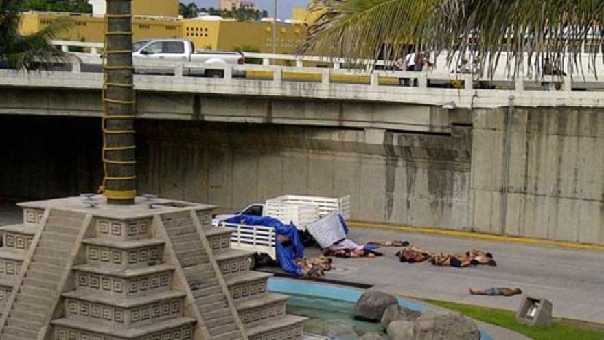 Arrojan 35 cadáveres a una carretera mexicana