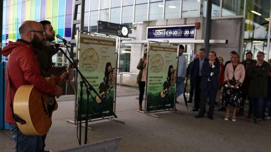 Ocho festivales Rías Baixas se promocionan en tren en la ruta hacia Porto