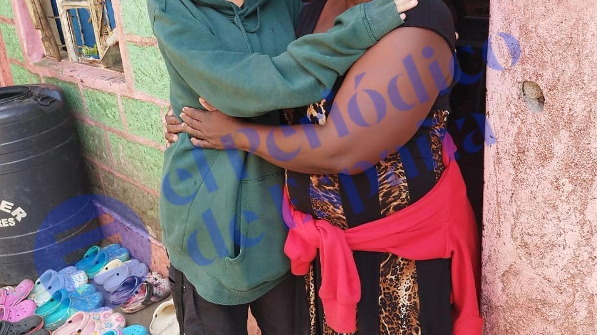 Iris abraza a la abuela que se hace cargo de los niños del centro de la Fundación Fountain Of Grace en Nairobi. /