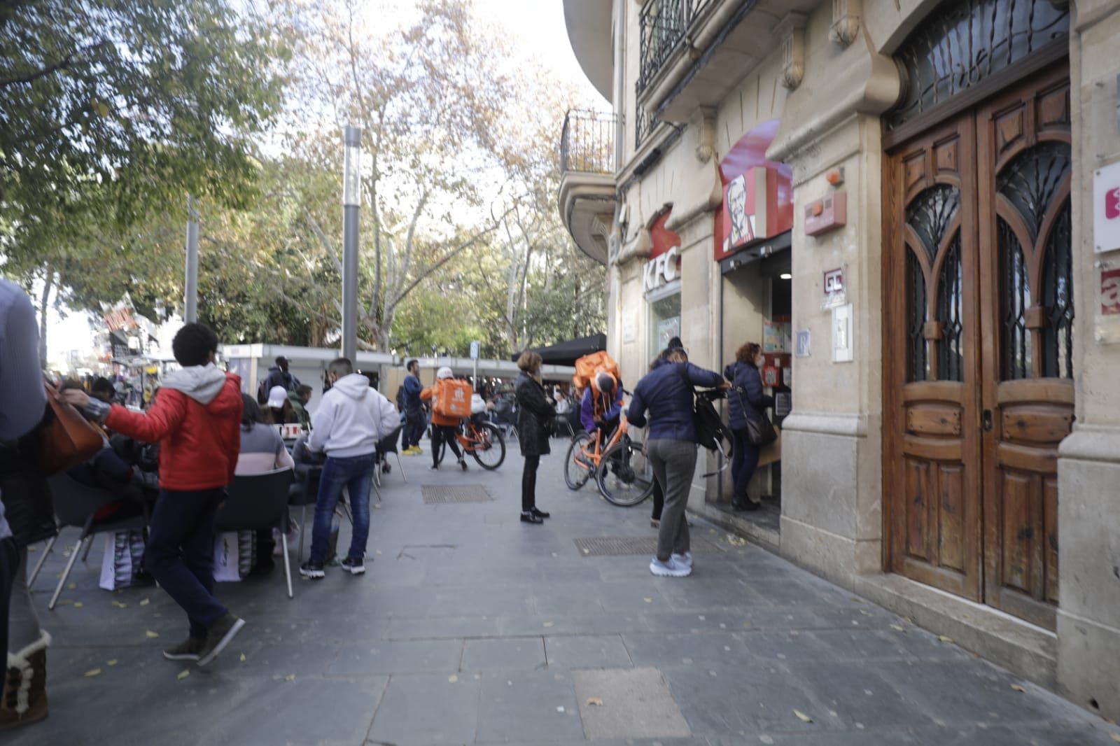 Normalidad en el primer día que se exige el pase covid para entrar en bares y restaurantes