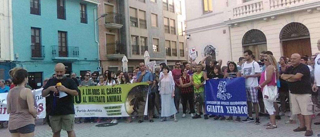 La protesta antitaurina reúne a unas 150 personas en la plaza de Tavernes