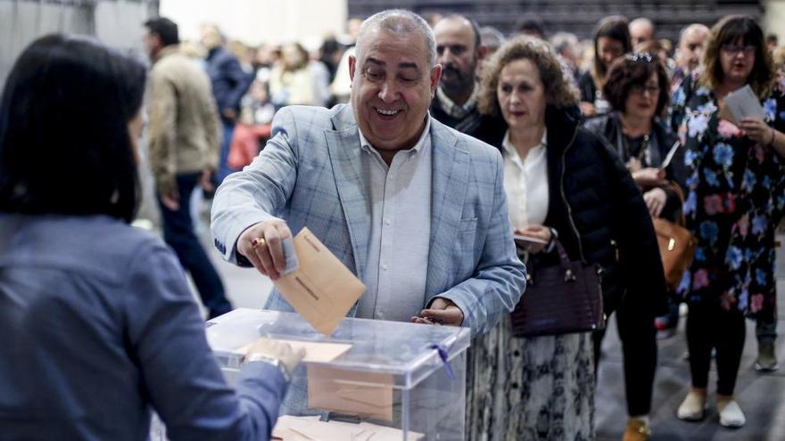 Un hombre deposita su voto en el colegio El Quirinal, en unas pasadas elecciones.