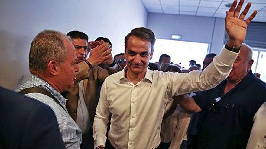 Mitsotakis rep les felicitacions dels seus seguidors després de la seva victòria.