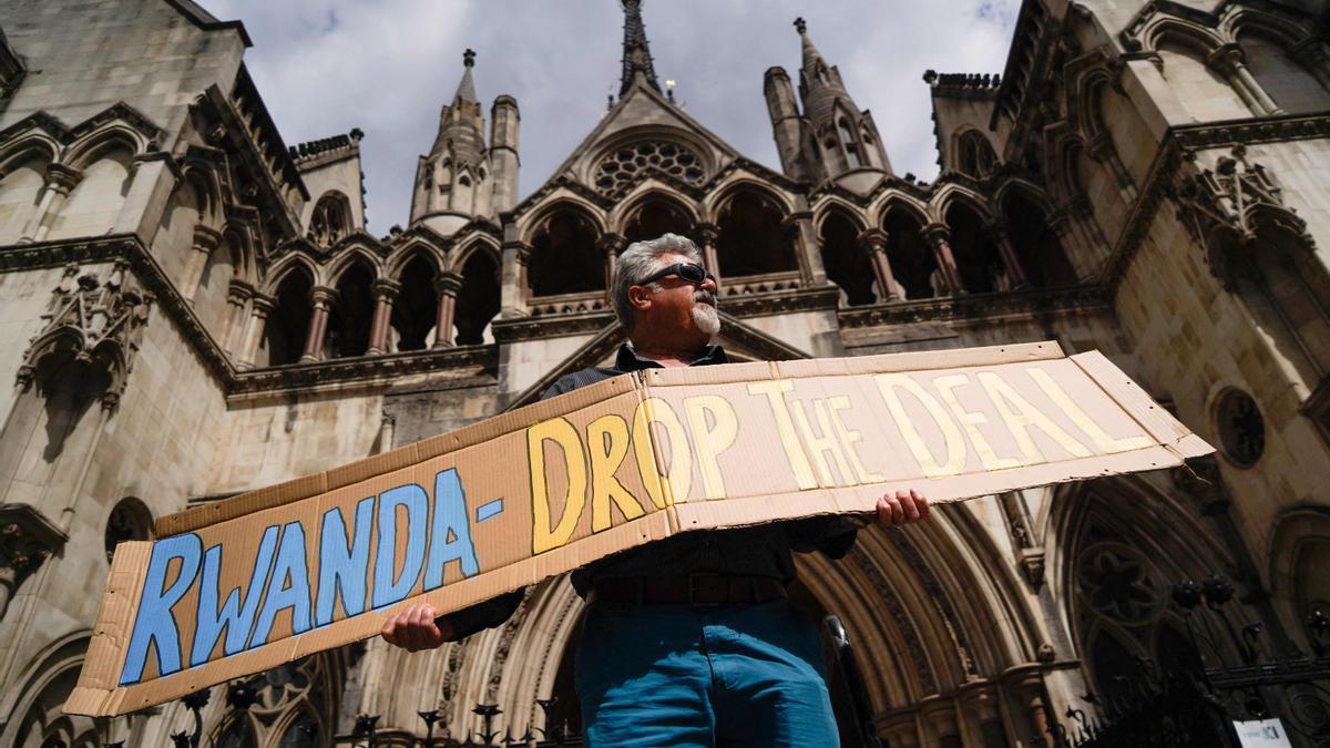 Un manifestante protesta contra el plan del Reino Unido de mandar a demandantes de asilo a Ruanda, el pasado 13 de junio en Londres.