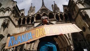 Un manifestante protesta contra el plan del Reino Unido de mandar a demandantes de asilo a Ruanda, el pasado 13 de junio en Londres.