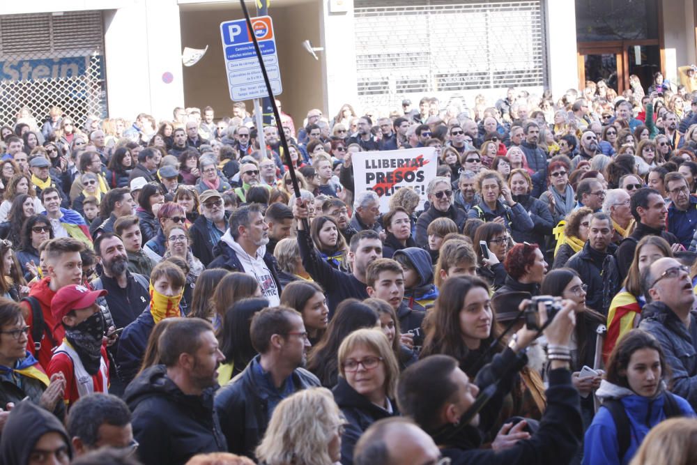 Concentració multitudinària a la seu de la Generalitat de Girona per reclamar la llibertat dels presos