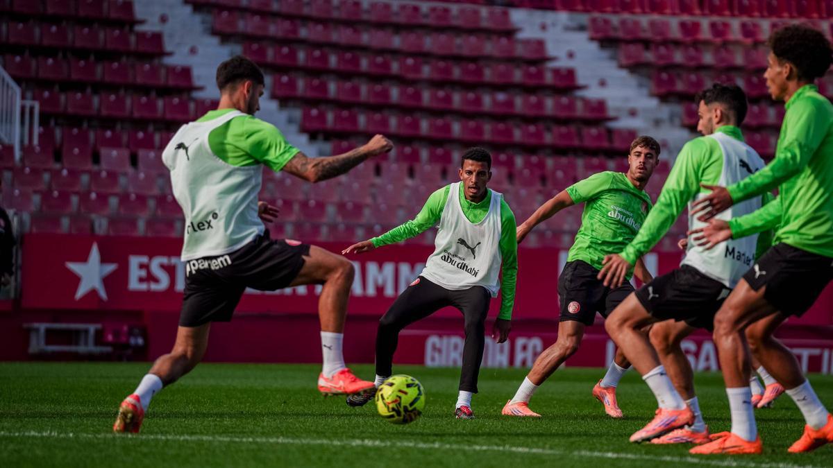 Els jugadors blanc-i-vermells, concentrats en un exercici.