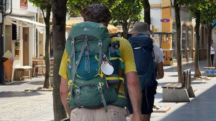 Dos peregrinos, a su paso por Villaviciosa. | C. V.