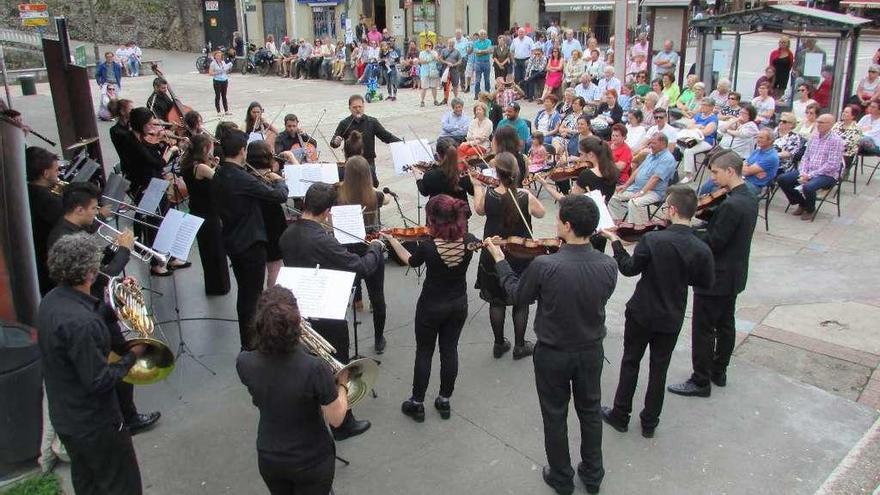 Los componentes de la Orquesta de Cámara de Siero durante el concierto, ayer.