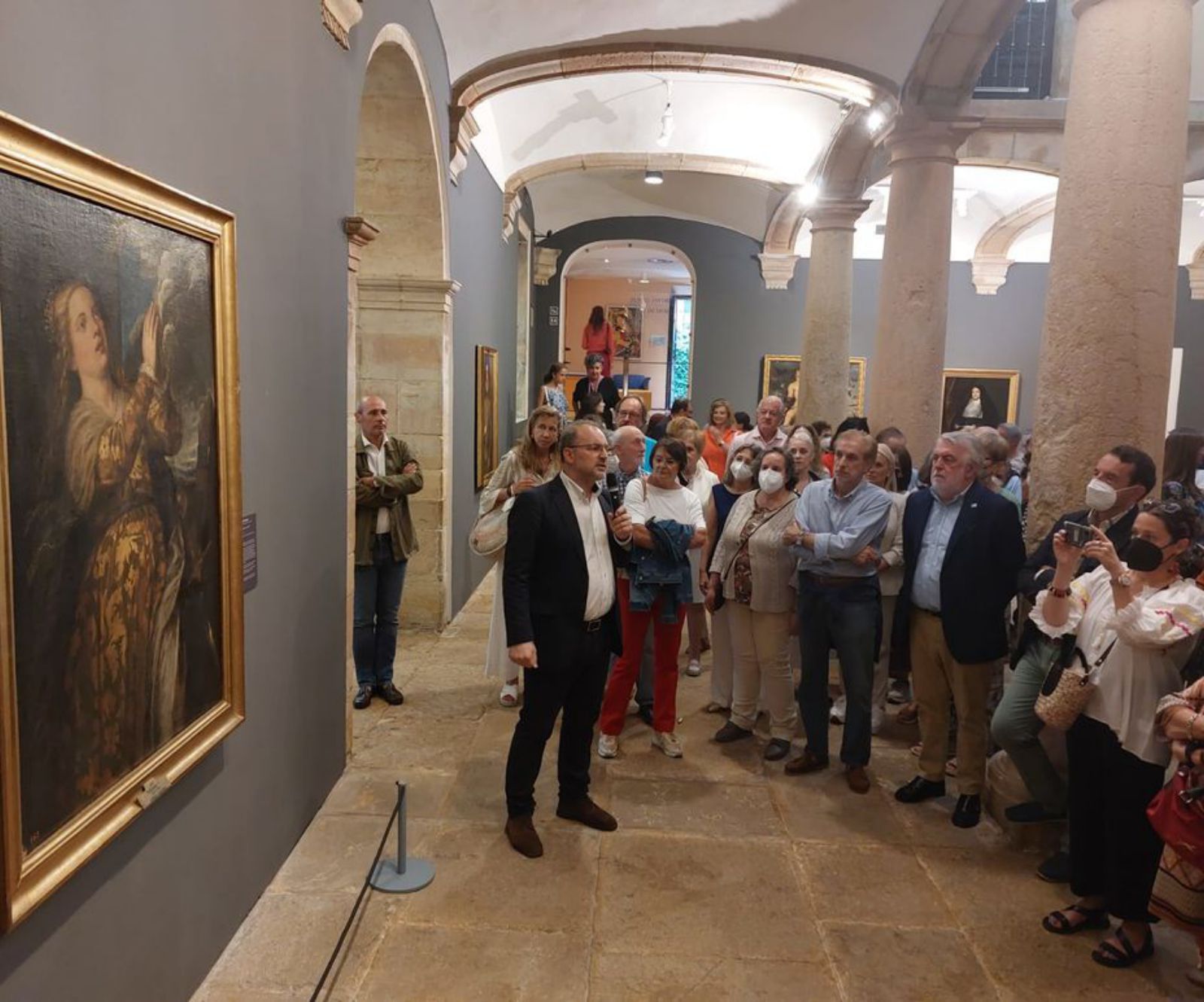 Gabino Busto explica «Santa Catalina de Alejandría», de Tiziano, durante la visita guiada a «El factor Prado», tras la inauguración. | Nicolás Fernández