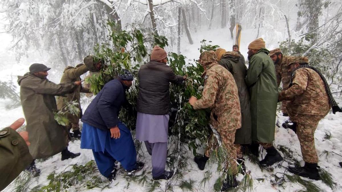 Al menos 16 turistas varados mueren en sus vehículos por una nevada en Pakistán