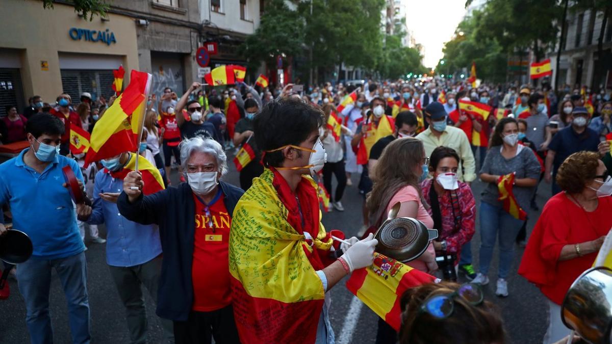 Concentrados protestan contra el Gobierno, este lunes, en Madrid.