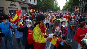 People wearing protective face masks bang saucepans and carry Spanish flags as they attend a protest against the Spanish government’s handling of the coronavirus disease (COVID-19) crisis, outside the headquarters of the ruling Spanish Socialist Workers Party (PSOE) party, in Madrid, Spain, May 18, 2020. REUTERS/Sergio Perez