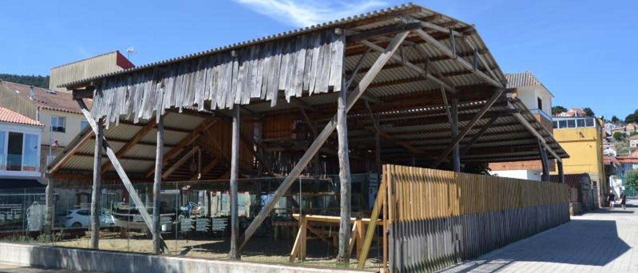 Exterior de la carpintería de ribeira de Banda do Río, en Bueu. |   // FARO