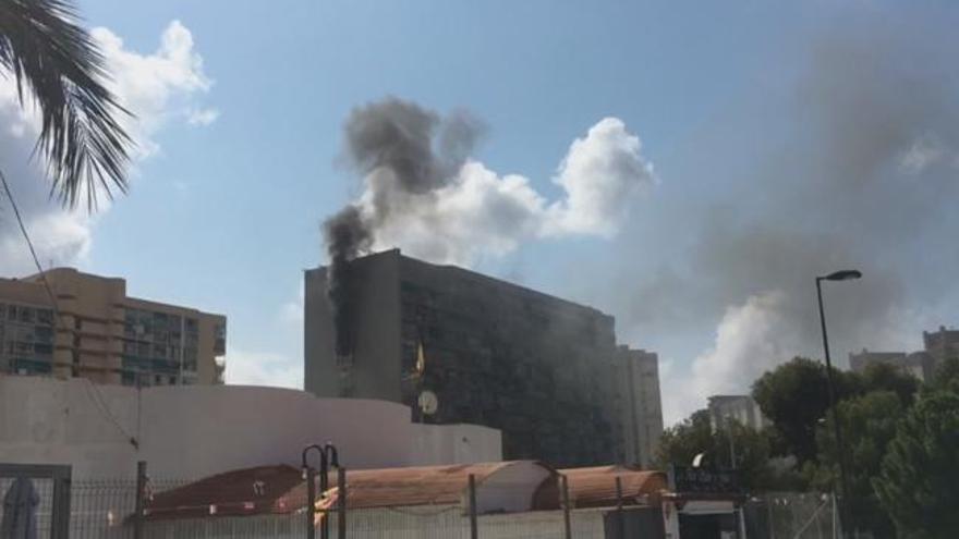 Desalojado el edificio Playmon F de Benidorm por un incendio