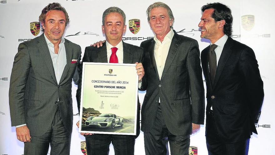 El gerente de Centro Porsche Murcia, Ricardo Torrecillas (segundo por la izda.), muy satisfecho al recoger la distinción