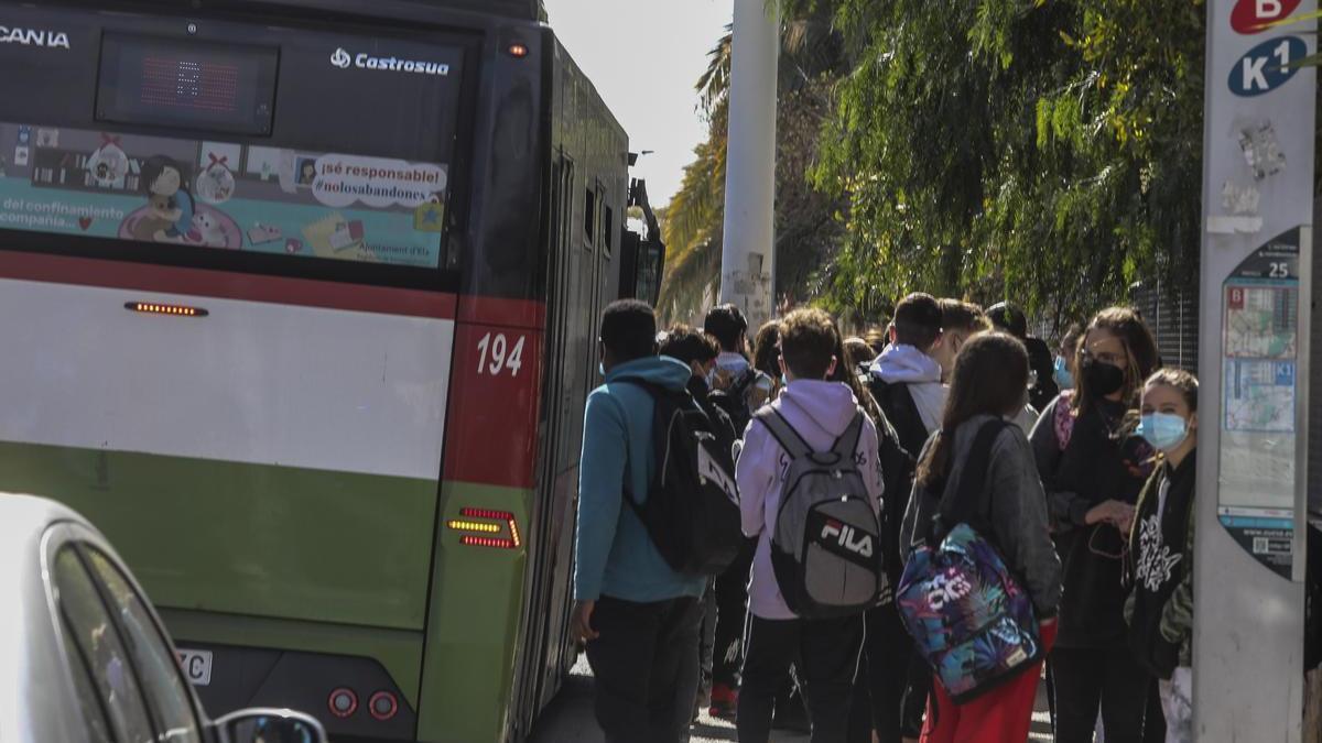 Estudiantes a la espera del autobús en Elche