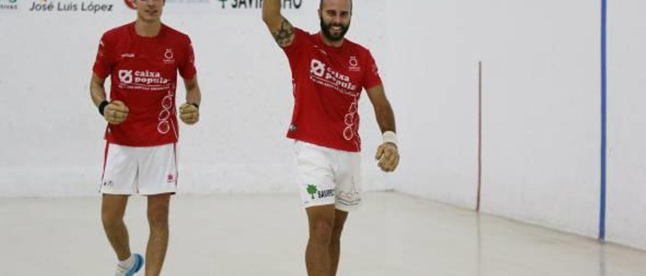 Vercher y Brisca celebran su triunfo al término de la semifinal de ayer en el Trinquet de Piles.