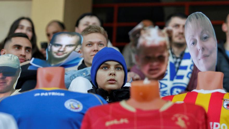 Maniquíes con la cara de aficionados en el fútbol: ¿la solución a las gradas vacías?