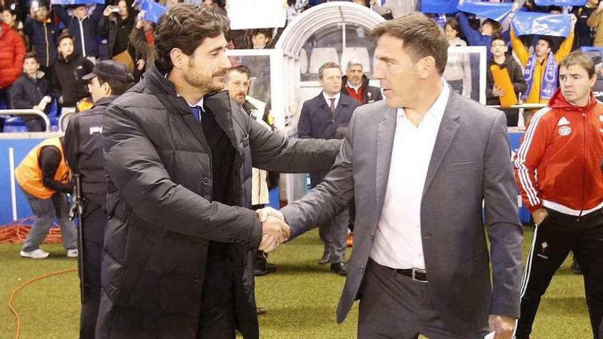 Víctor y Berizzo se saludan en Riazor antes del partido de la primera vuelta.