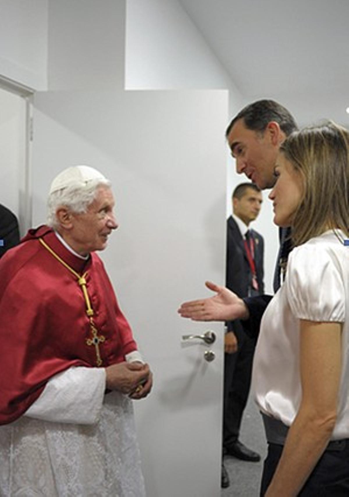 El príncep Felip i la seva dona conversen amb Benet XVI abans del començament de la missa de Cuatro Vientos. El príncep Felip i la seva dona conversen amb Benet XVI abans del començament de la missa de Cuatro Vientos.